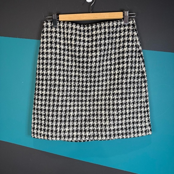 LOFT Black and White Houndstooth Mini Skirt - Picture 2 of 15